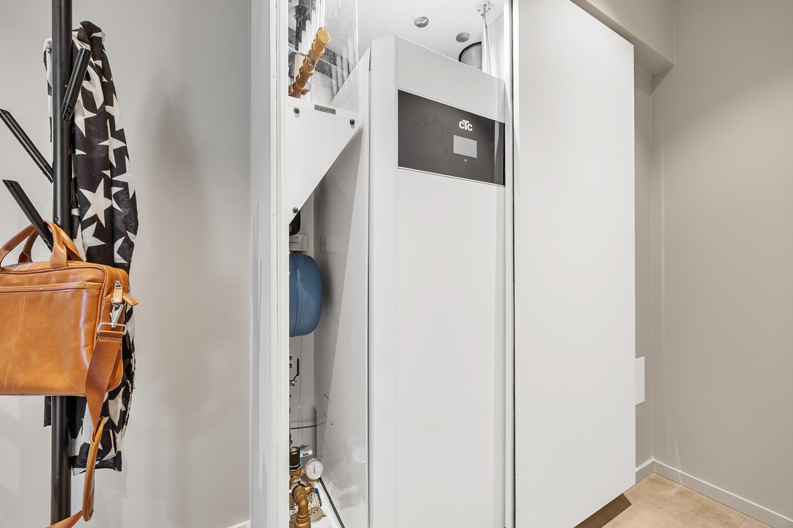 Luft til vann varmepumpe fra CTC med innebygget varmtvannsbereder. Galleribilde