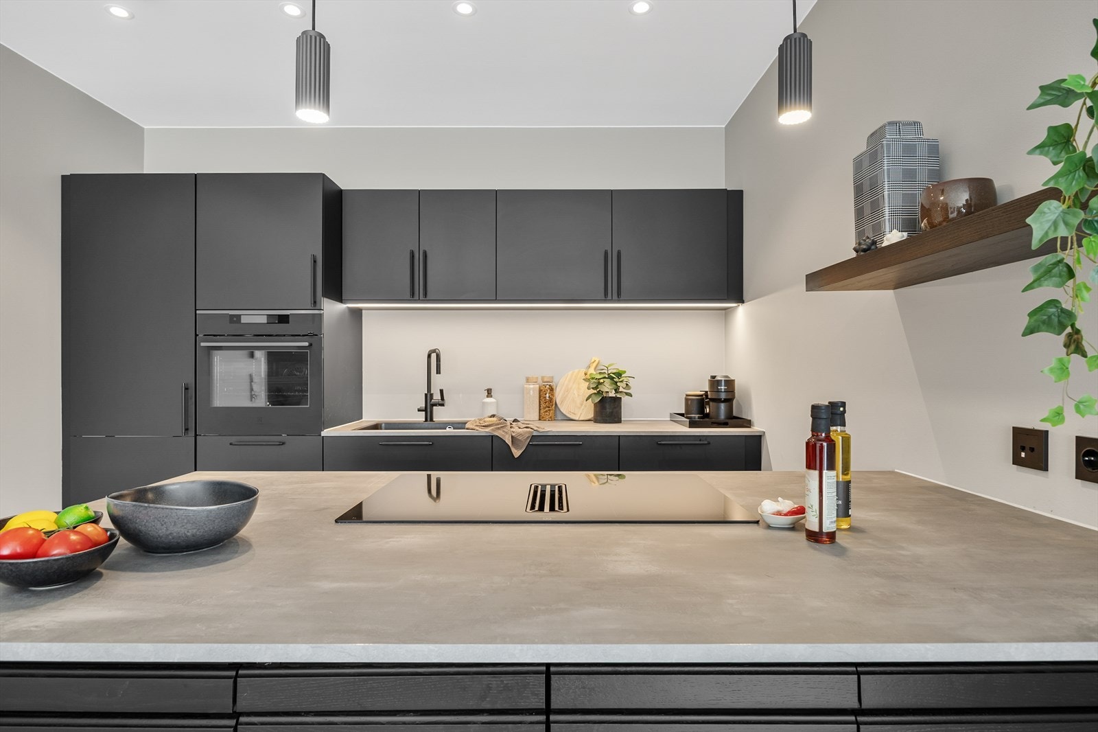 Romslig kjøkkenøy hvor det er fint å invitere venner og familie til felles matlaging. Galleribilde