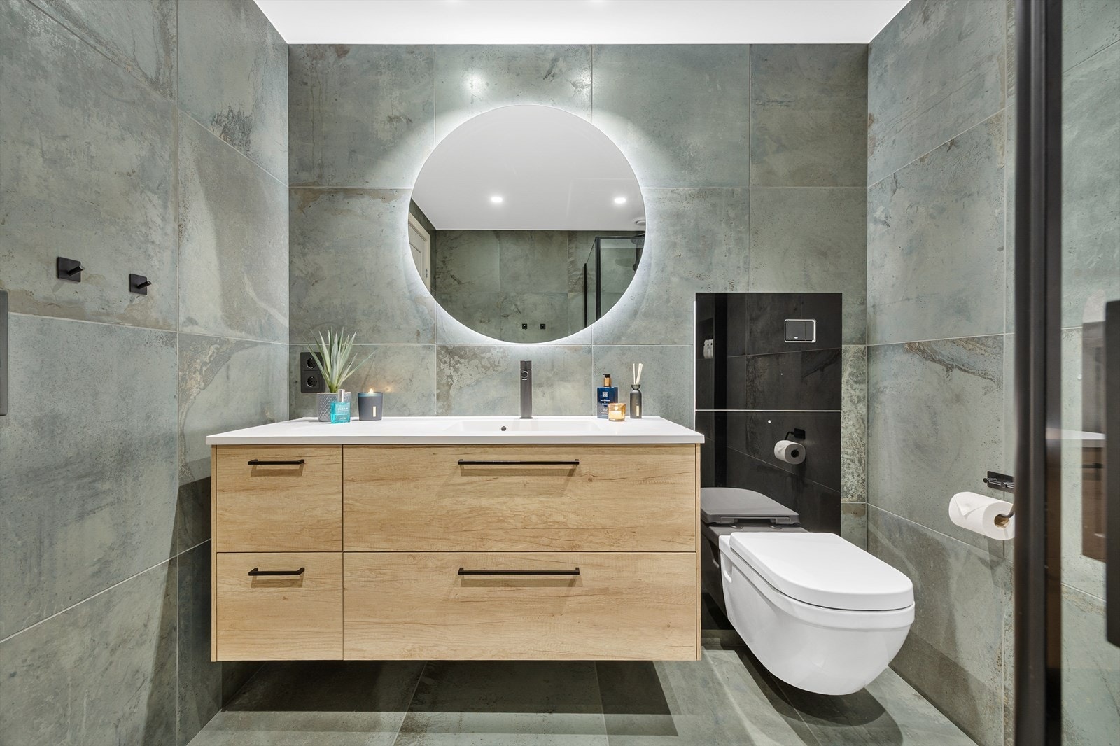 Elegant og flislagt bad med vannbåren gulvvarme. Galleribilde