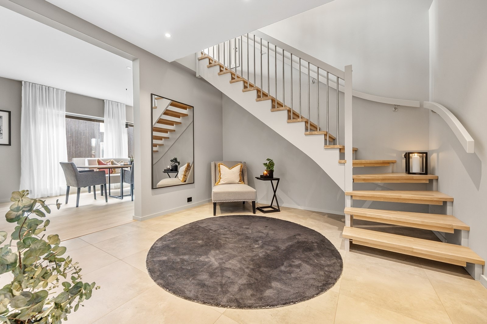 Du ønskes velkommen opp til 2. etasje via pen eiketrapp. Galleribilde