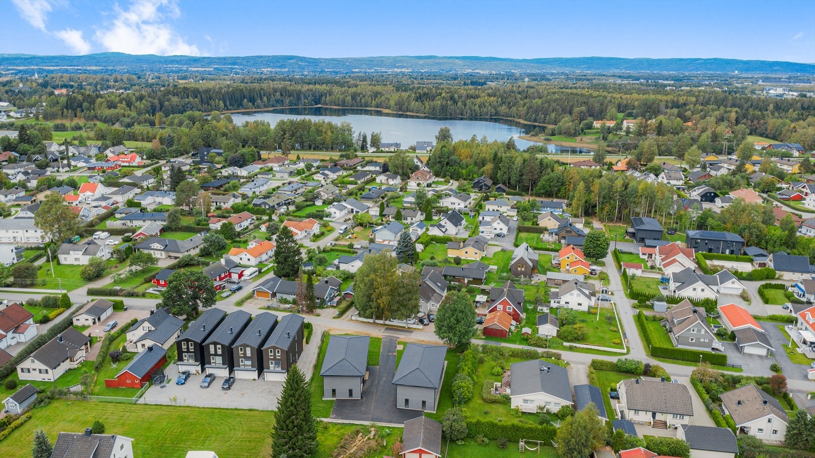 Boligen ligger meget fint til på Jessheim i barnevennlig omgivelser, samtidig har du gangavstand til sentrum og togstasjon. Galleribilde