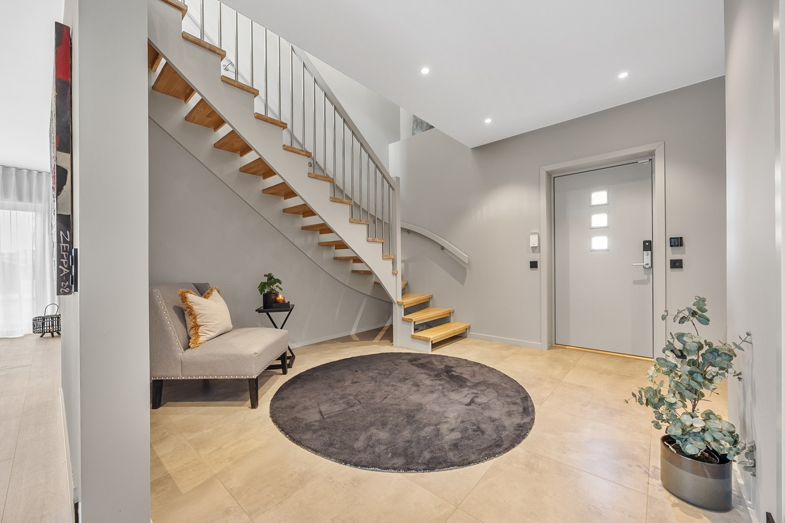 Flislagt hall med vannbåren gulvvarme. I hallen er det god plass til å henge av seg yttertøyet. Galleribilde