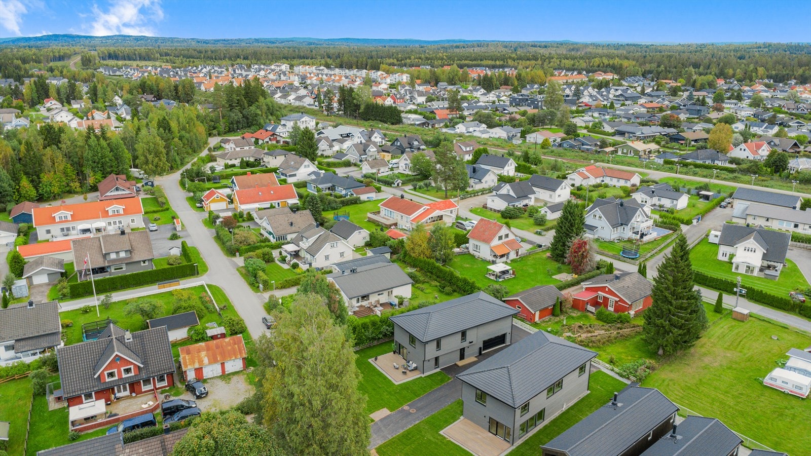 Boligen ligger barnevennlig til med fine fellesområder i nærheten. Galleribilde