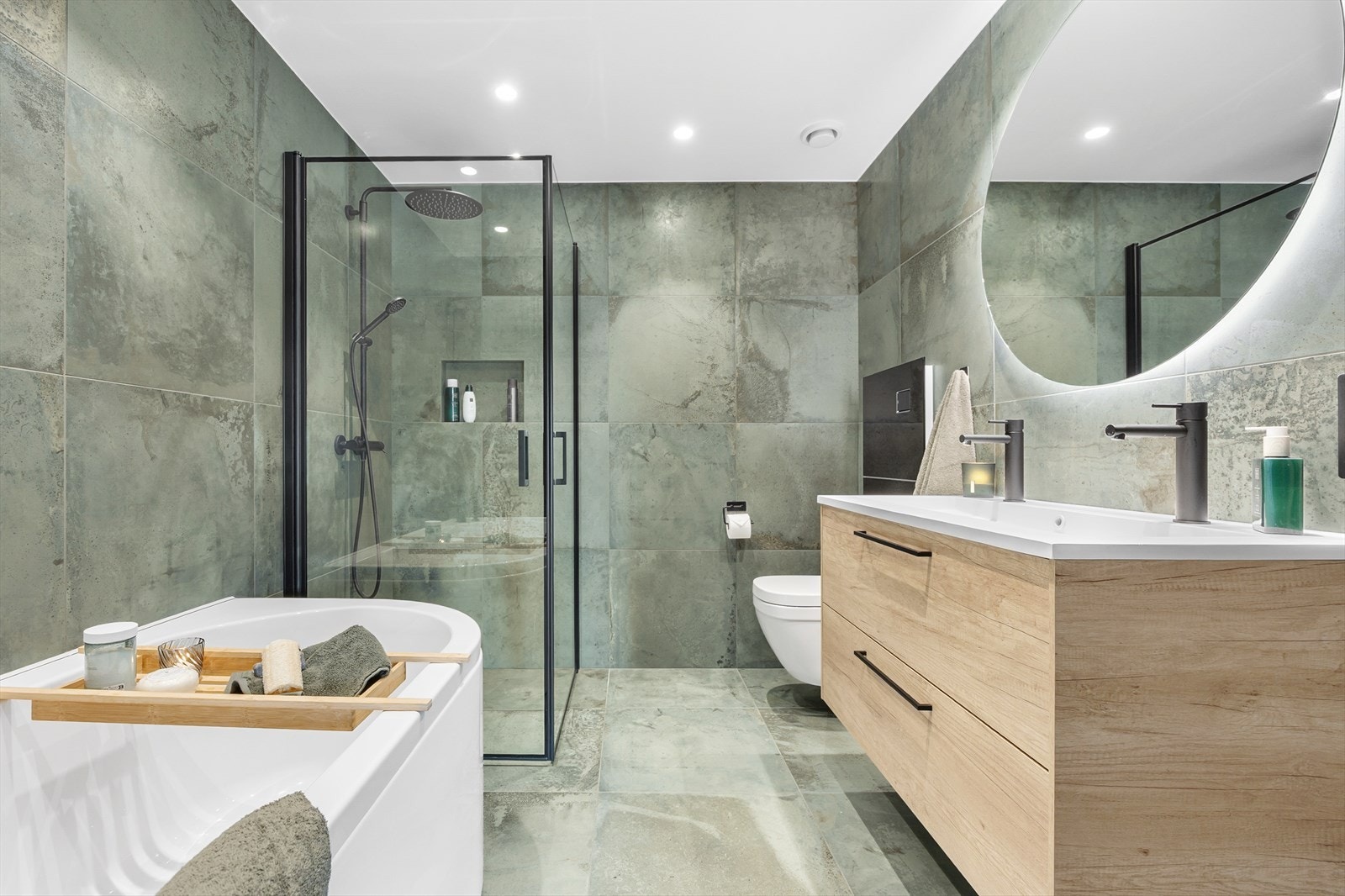 Boligen har et meget romslig og luksuriøst hovedbad som oser av eleganse og komfort. Galleribilde