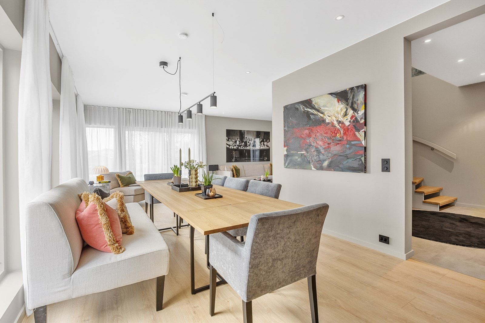 Boligen holder en gjennomgående god standard med vannbåren gulvvarme i hele 1. etasje - dette vil du like! Galleribilde