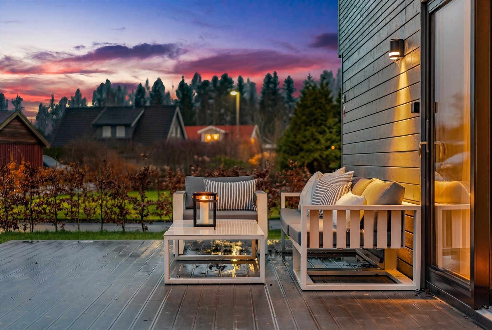 Terrasseplatting på ca. 29 kvm med impregnerte gulvbord. Galleribilde