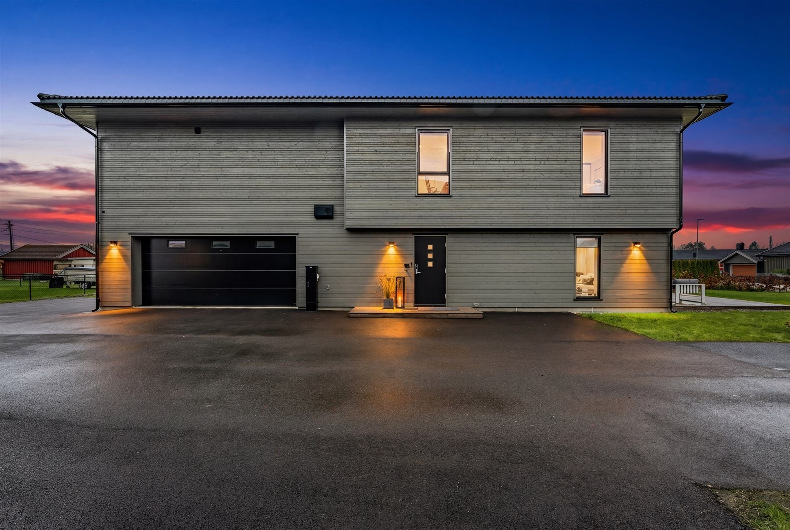 Gårdsplassen er pent opparbeidet med asfalt som fører deg helt frem til inngangspartiet. Velkommen inn til din nye bolig! Galleribilde