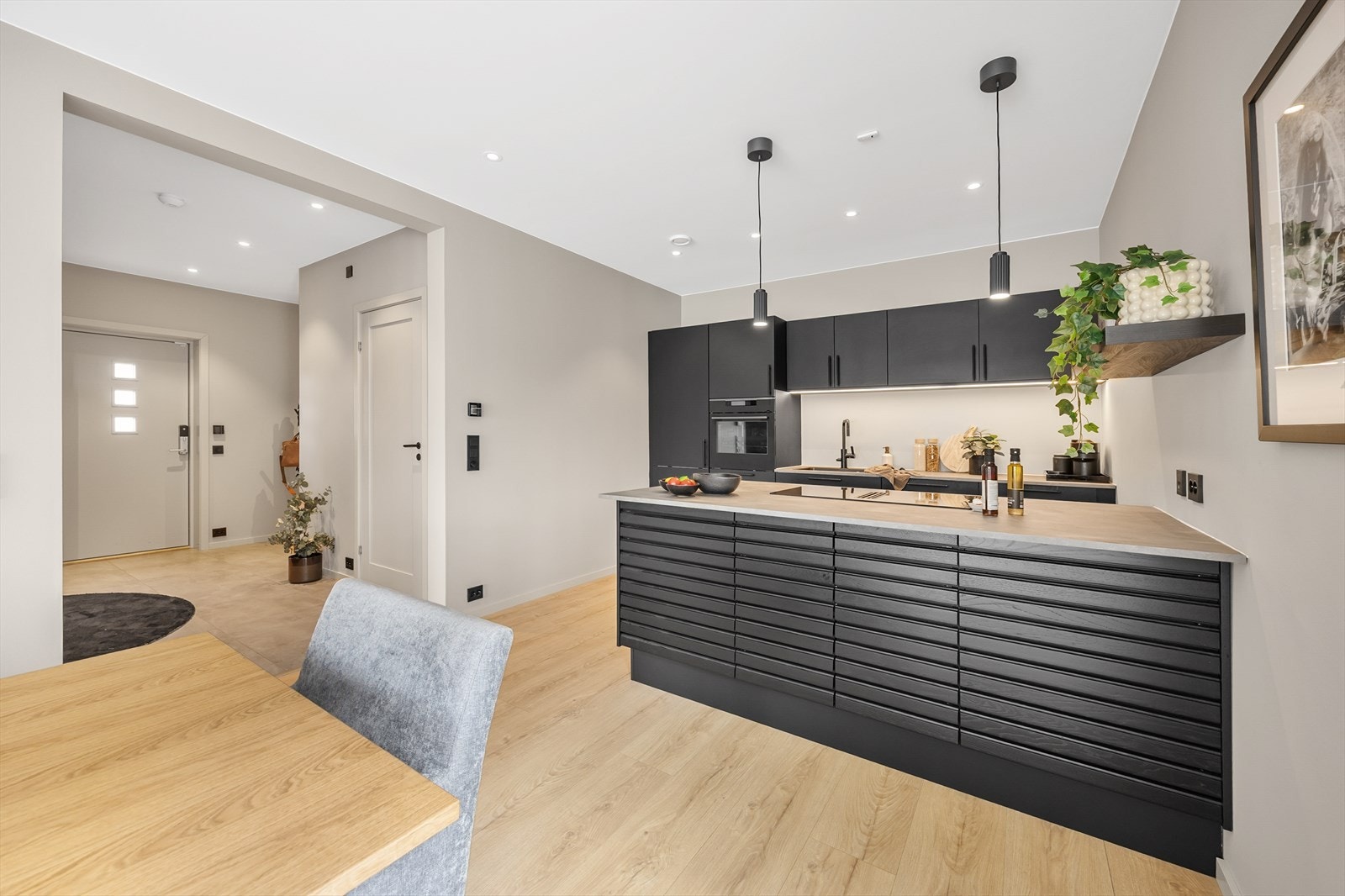 Kjøkkenøyen har godt med skapplass på begge sider. Galleribilde