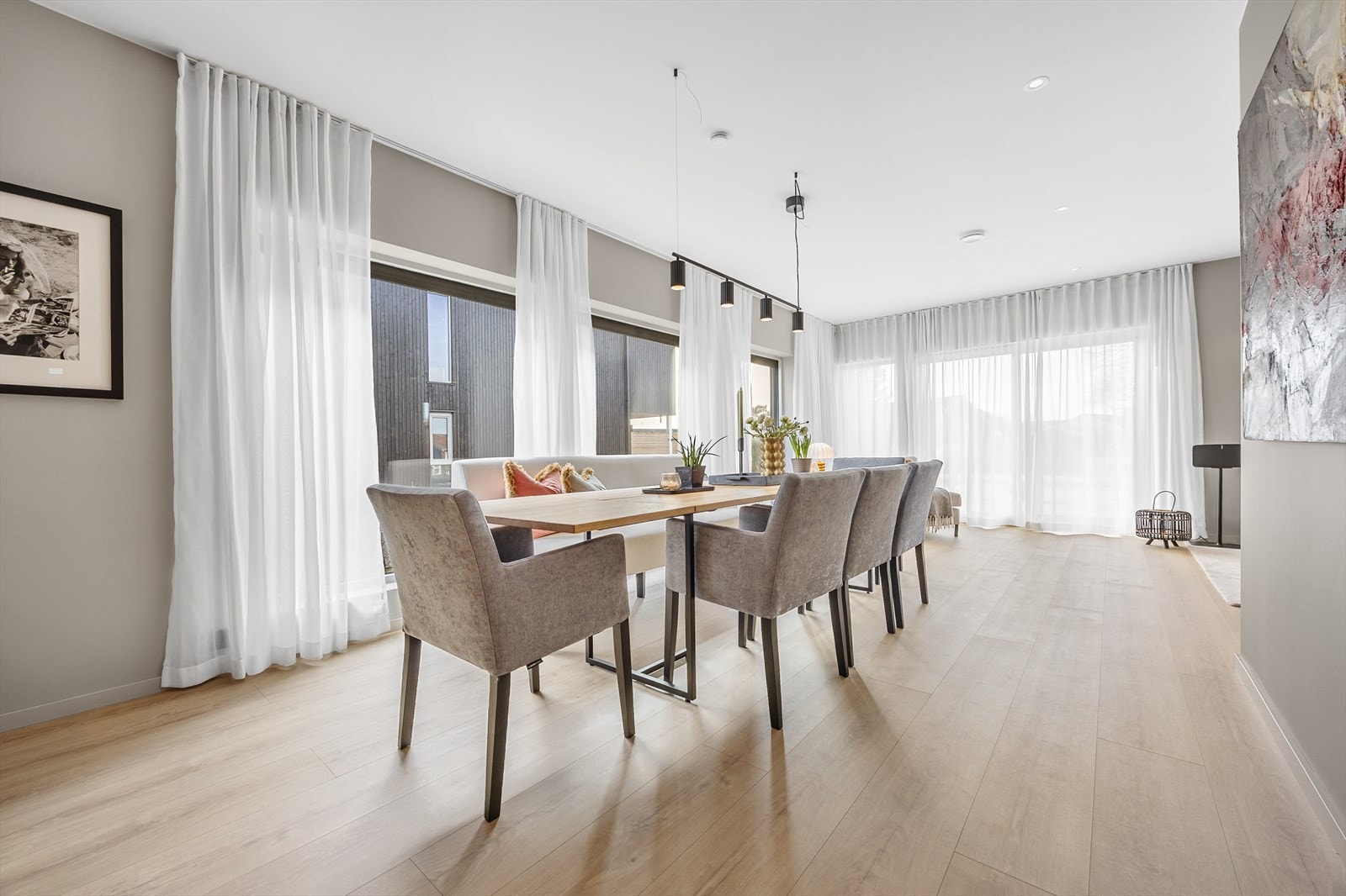 Veggene er malt i en lys og behagelig tone som skaper en lun og innbydende atmosfære, perfekt for hyggelige middager og festlige lag. Galleribilde