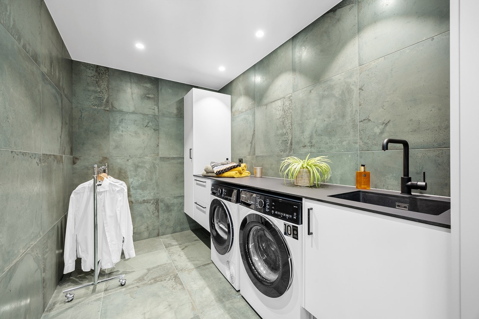 Stort og funksjonelt vaskerom med moderne krav til både stil og funksjonalitet. Galleribilde