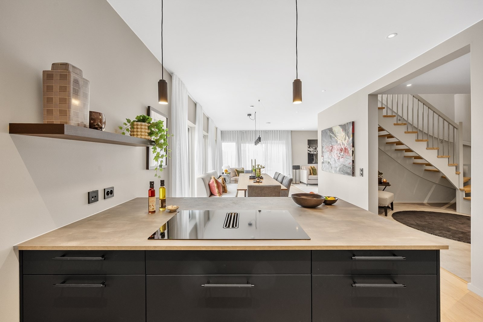 Det er montert utvendig screens på tre vinduer i 1. etasje mot sør. Galleribilde