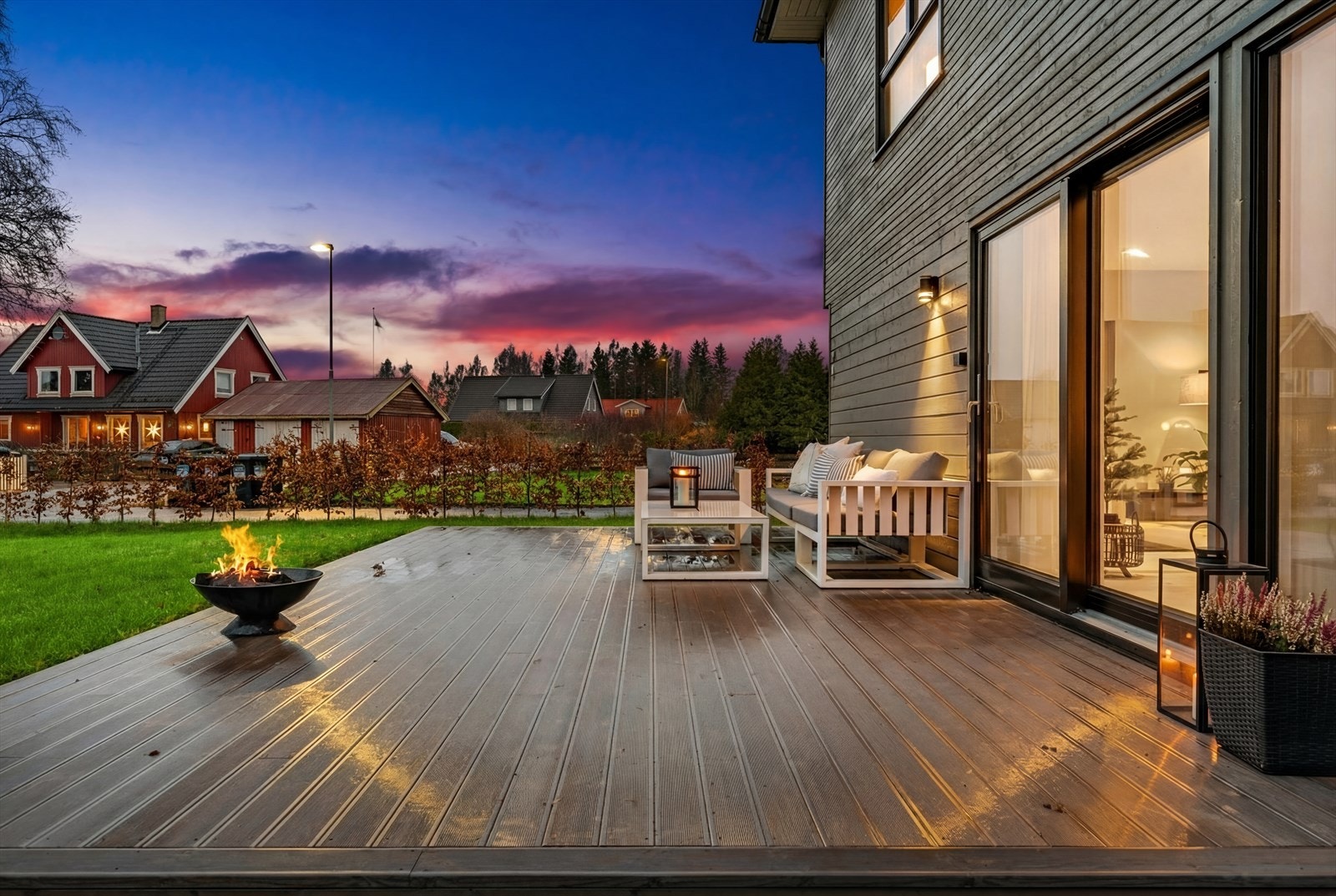 Du inviteres ut på terrassen gjennom skyvedøren. Galleribilde