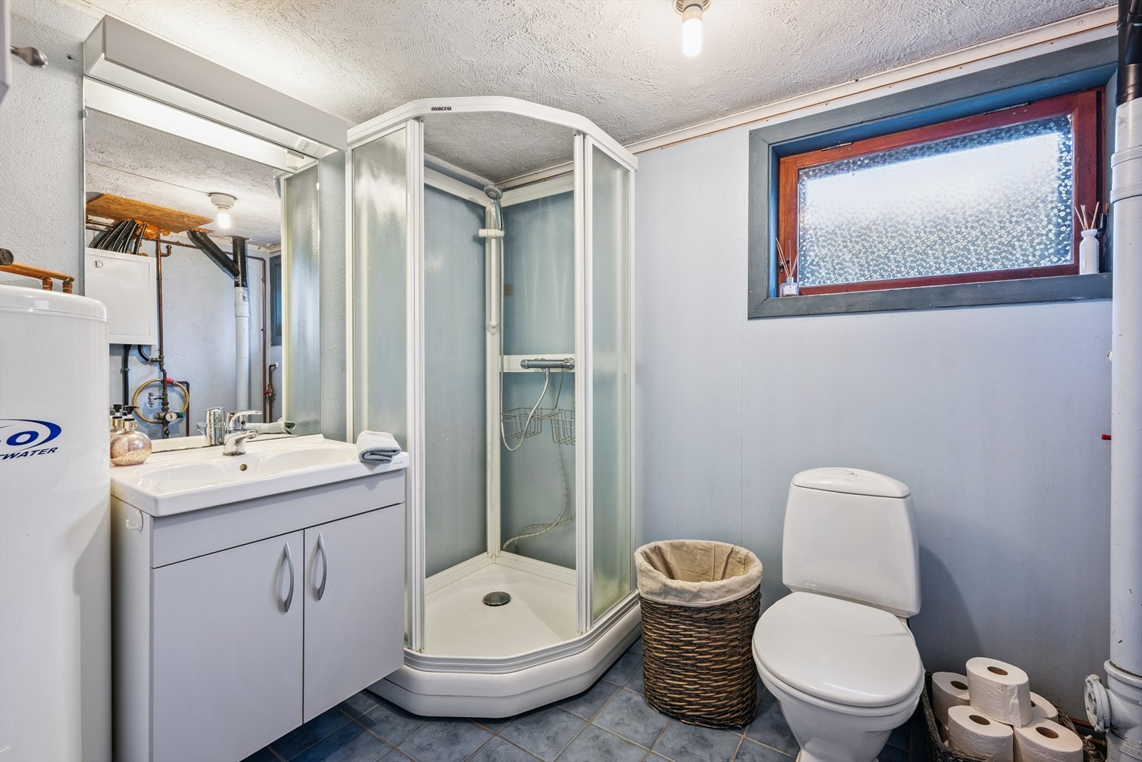 Rom i kjeller innredet til bad. Ikke omsøkt. Galleribilde