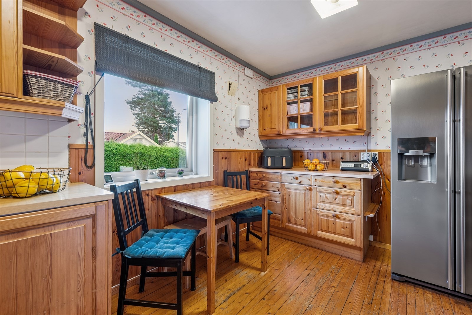 Kjøkkeninnredning med profilerte fronter. Plass til kjøkkenbord Galleribilde