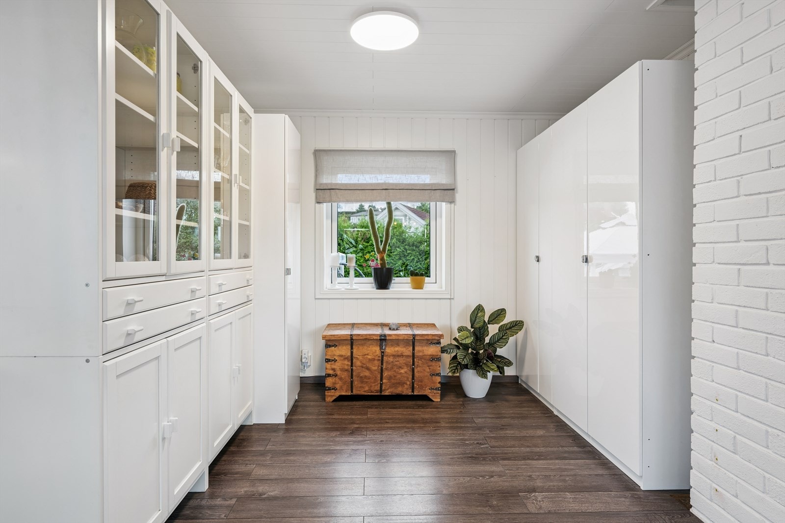 Skap i stue (med slette fronter) medfølger salget Galleribilde