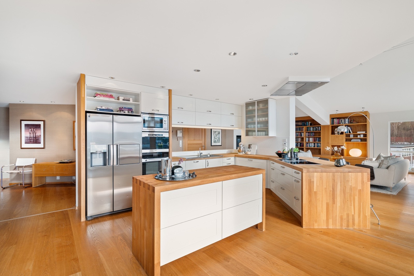 Kjøkkenet er godt gjennomenkt med lyse overflater og benkeplater som gir gode arbeidsflater. Galleribilde