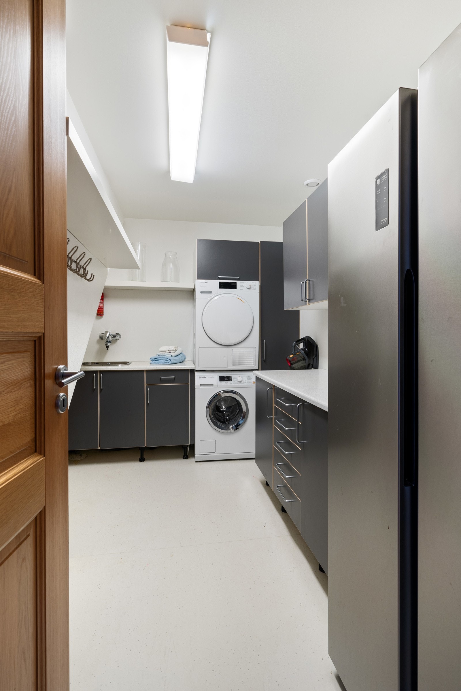 Separat vaskerom på 7,5 kvm med opplegg for vaskemaskin og plass til tørketrommel. Galleribilde