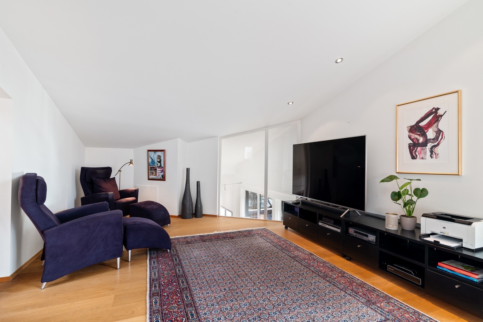 Stuen på 37 kvm har god plass til egen sofagruppe. Galleribilde