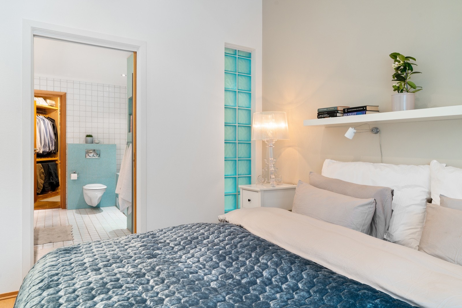 Soverommet på 12 kvm har et tilhørende bad og egen walk-in garderobe/omkledningsrom. Galleribilde