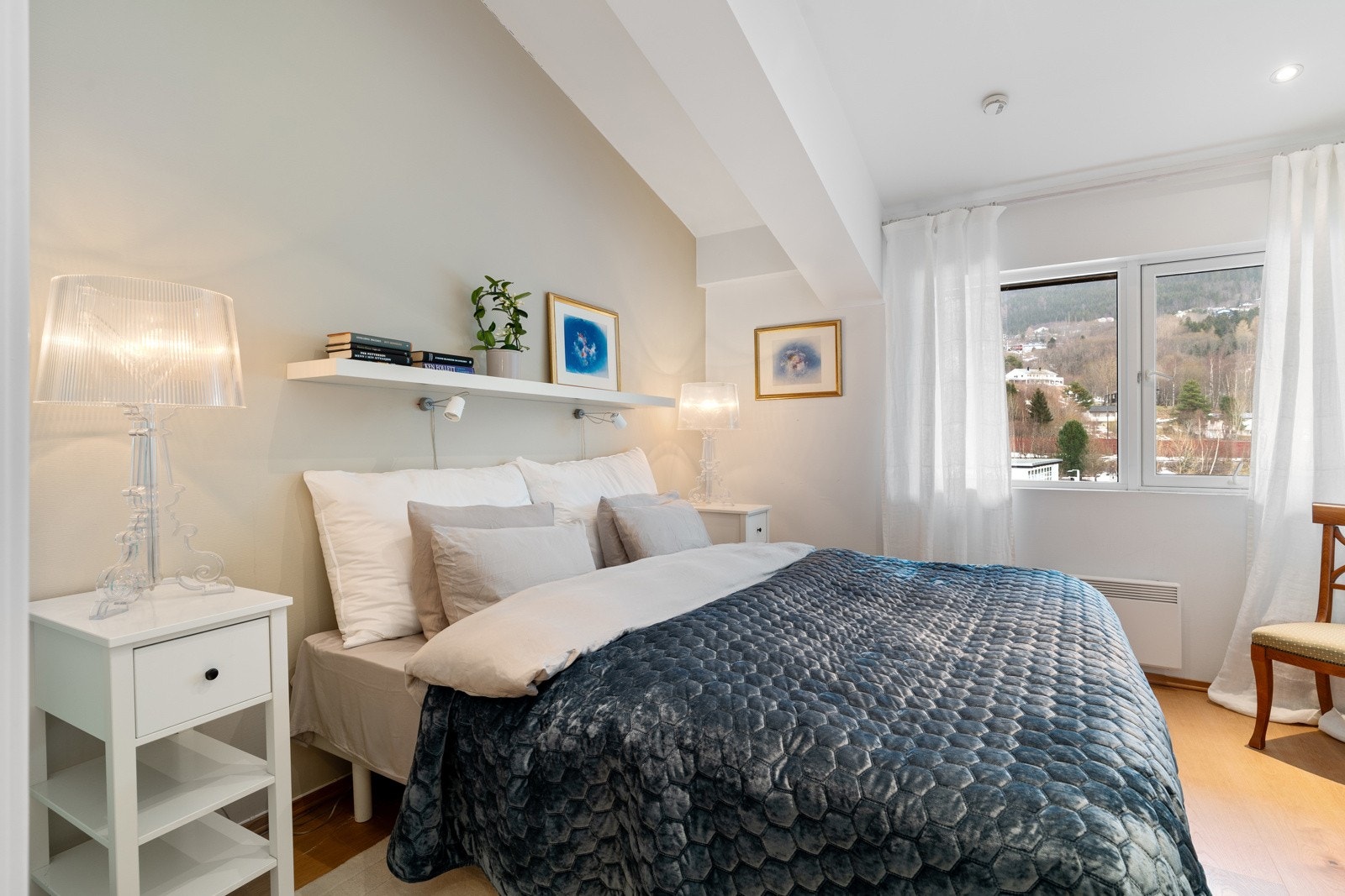 Boligen har tre soverom målt til 12, 13 og 5,5 kvm. Galleribilde