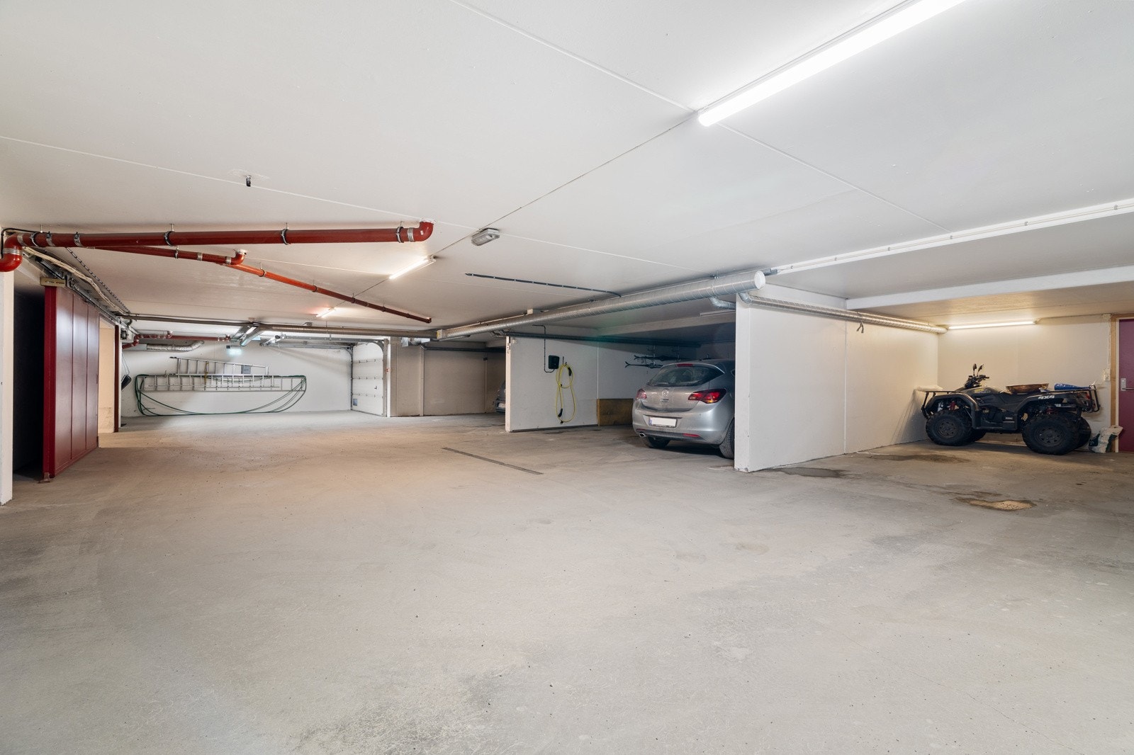 Det medfølger fast parkeringsplass i p-kjeller med plass til 2 biler. Her har man også en privat bod på 15 kvm. Galleribilde