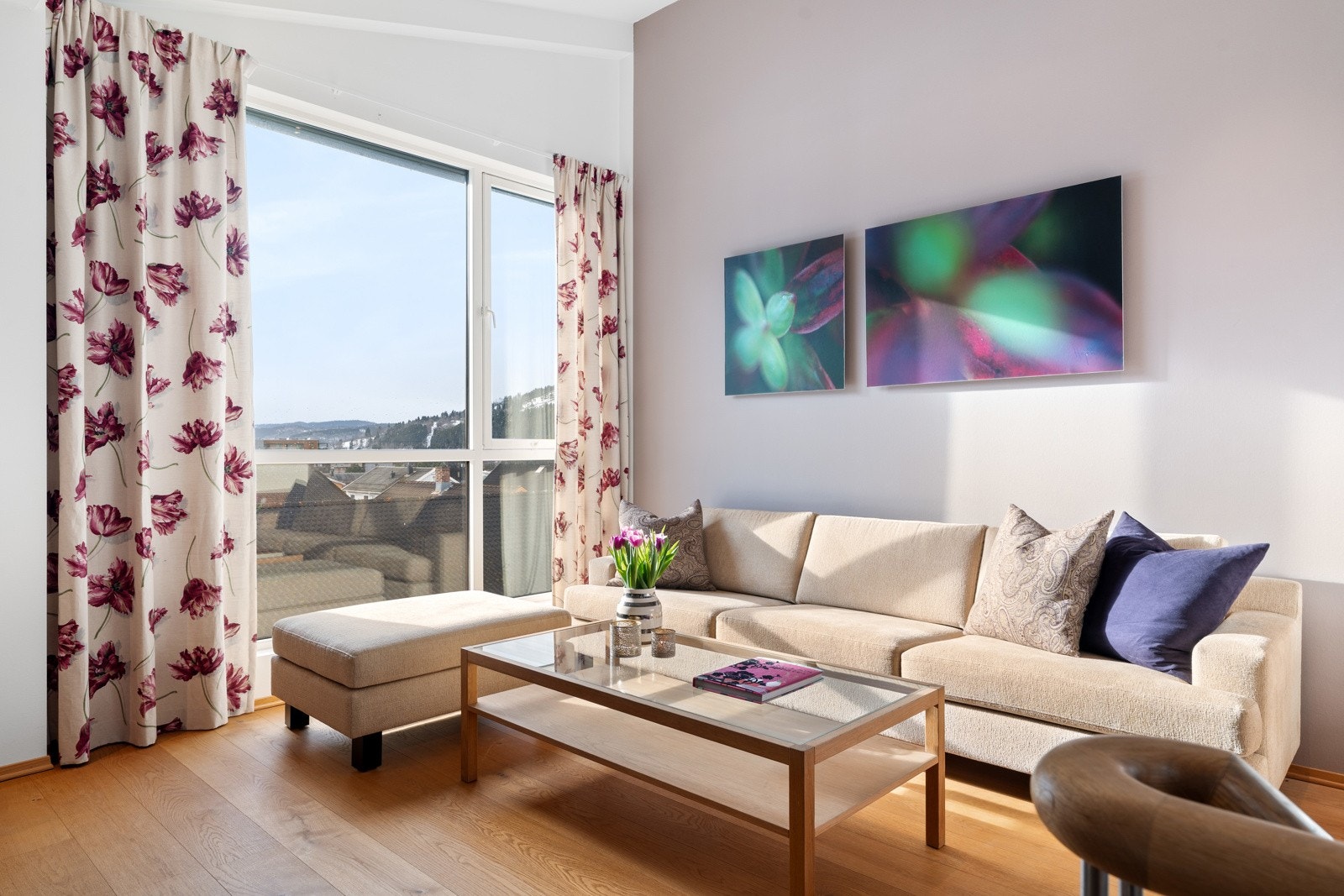 Her som i resten av leiligheten har man store vindusflater og flott 1-stavs parkett. Galleribilde