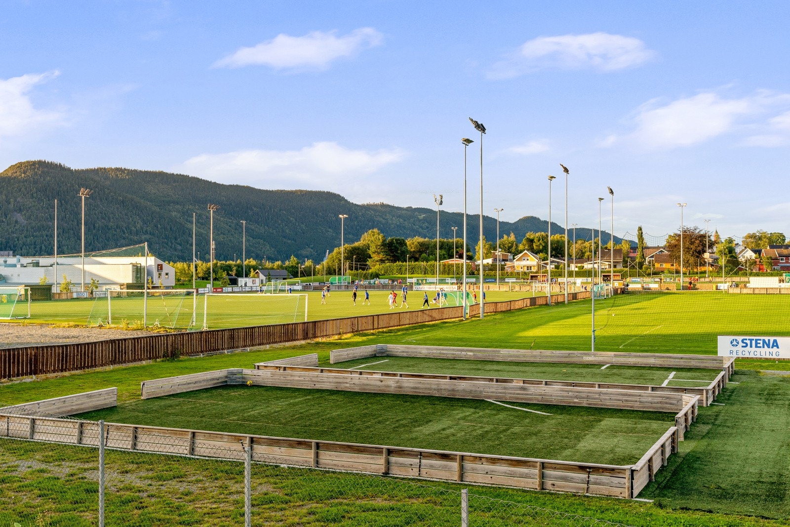 Idrettsparken Orkanger har et bredt aktivitetstilbud innen idretter som bl.a. fotball, håndball, svømming og turn. Galleribilde