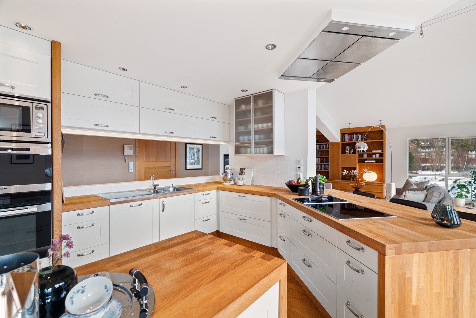 Det er godt med oppbevaringsplass i skuffer, over- og underskap. Galleribilde