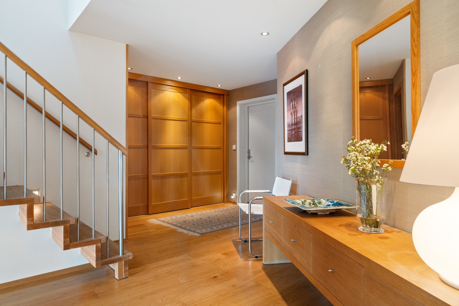 Entré med innebygd skyvedørsgarderobe for god oppbevaringsplass til sko og yttertøy. Galleribilde