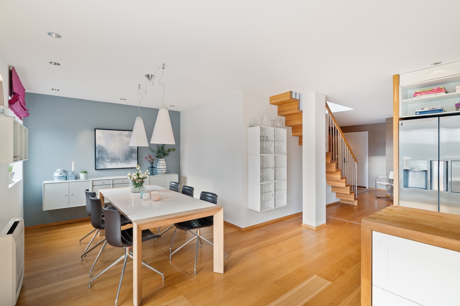 Spisestue med god plass til sosiale sammenkomster. Galleribilde