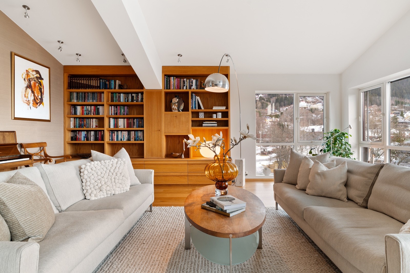 Stuen er svært innbydende med god takhøyde og store vindusflater for flott naturlig belysning. Galleribilde