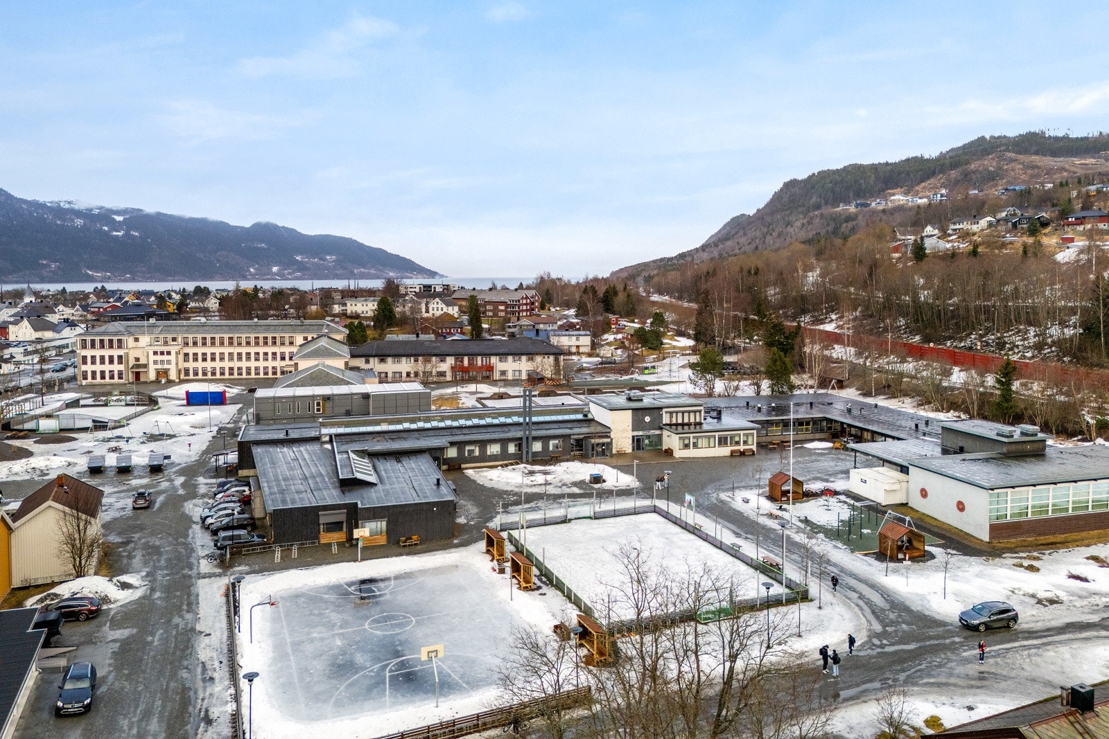 Orkanger ungdomsskole og Orkanger barneskole ligger i umiddelbar nærhet, ideelt for barnefamilier. Galleribilde