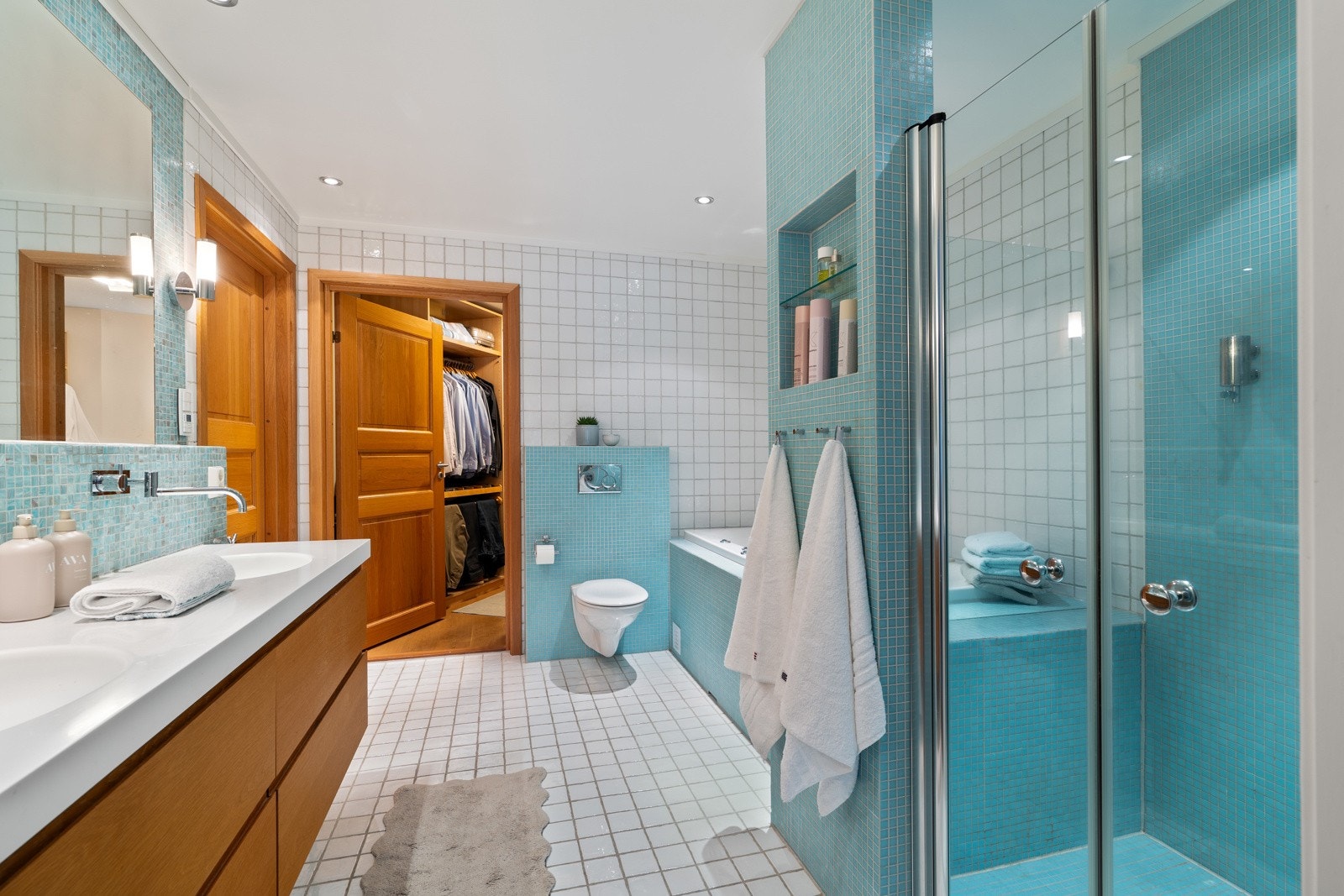 Badet er gjennomført med fliser på gulv og vegger, samt behagelig gulvvarme. Galleribilde