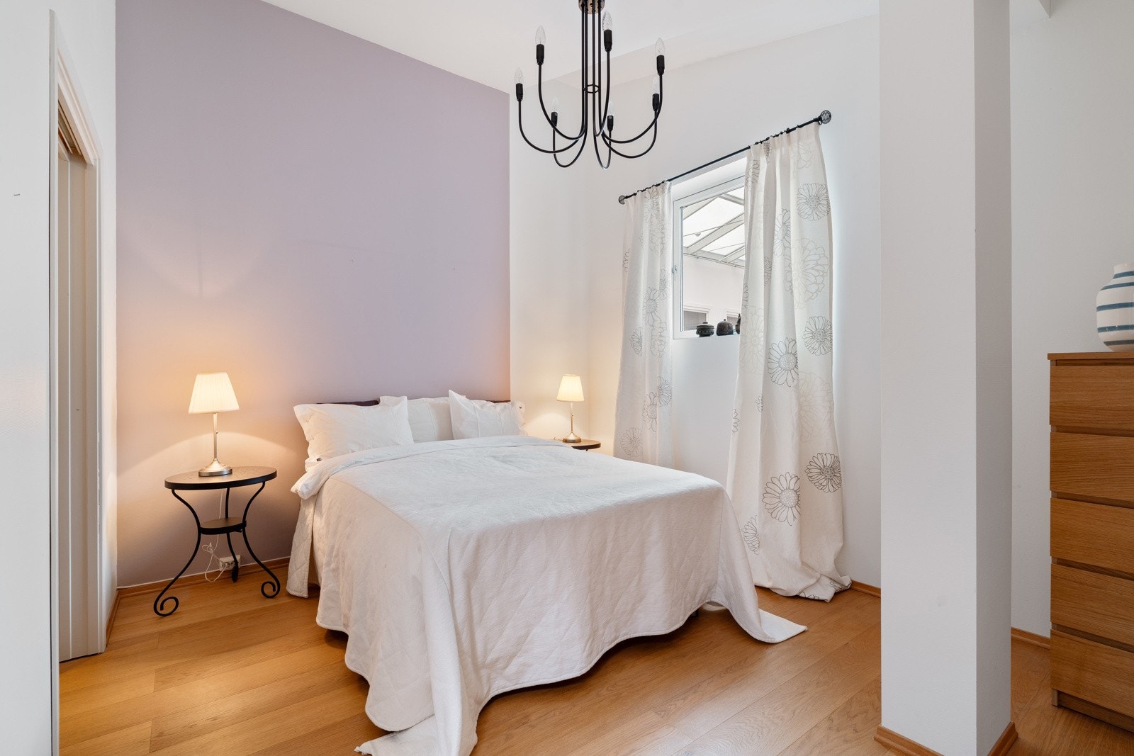 Soverommene har god plass til en enkel- eller dobbeltseng, nattbord og garderobeskap. Galleribilde