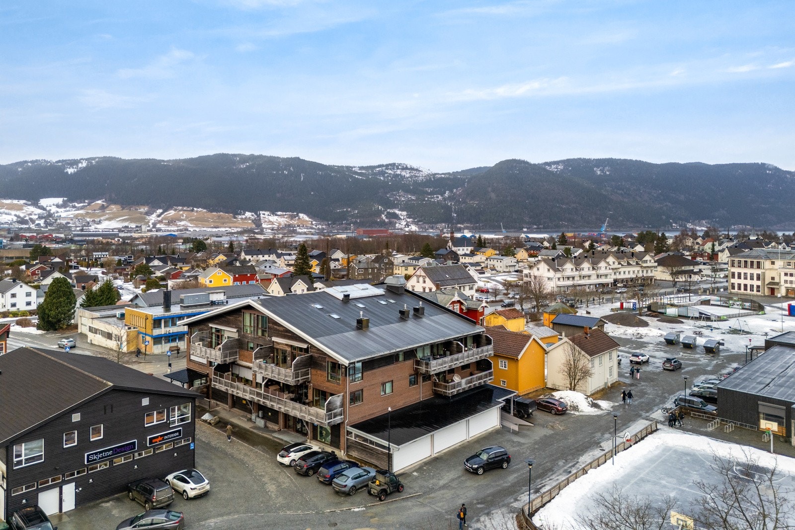 Boligen ligger flott til i tredje og fjerde etasje, midt i Orkanger sentrum. Galleribilde