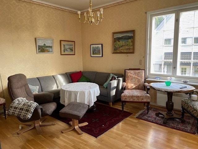 Stue i 1.etasje med TV som deles av kollektivet Galleribilde