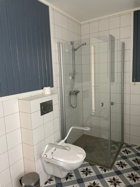 Bad i 1.etasje som deles av 2 Galleribilde