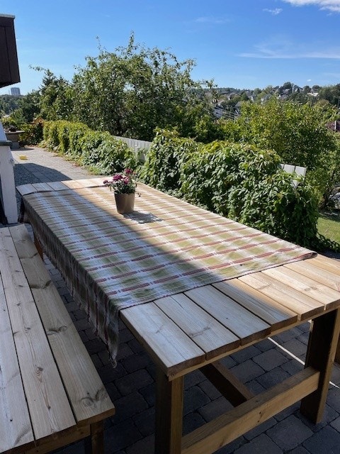 Uteplass med langbord og grill Galleribilde