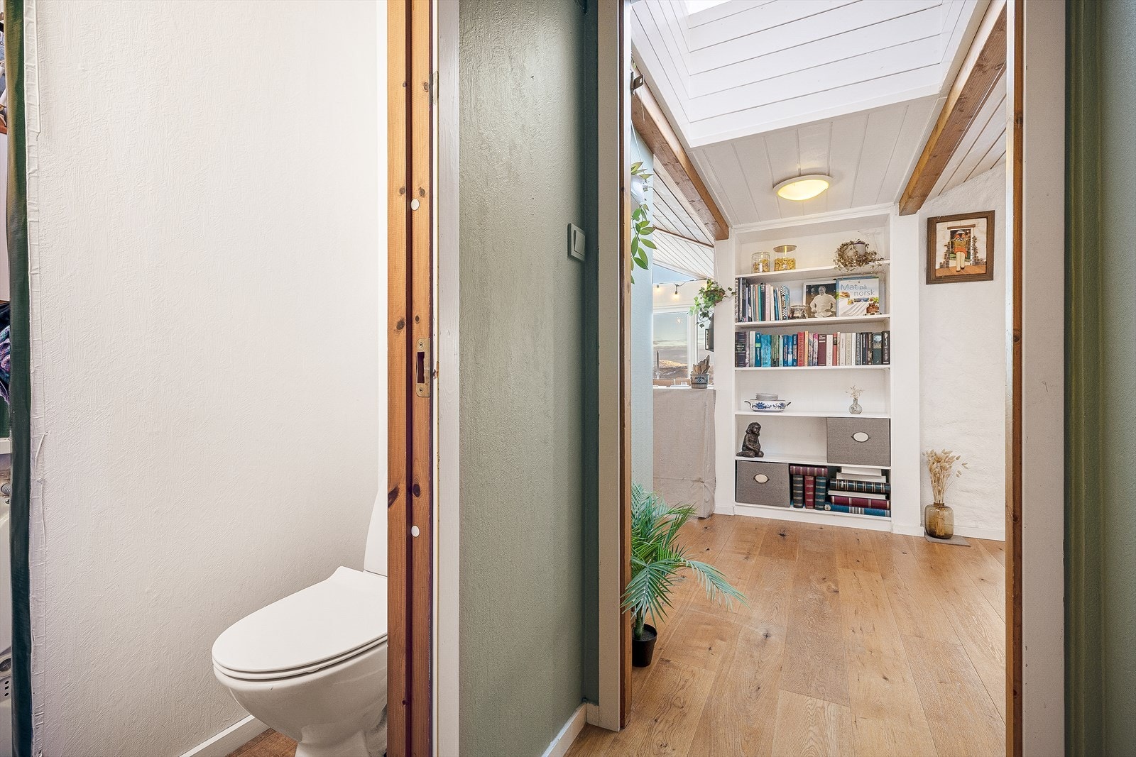 I første etasje finnes også et praktisk toalettrom. Galleribilde