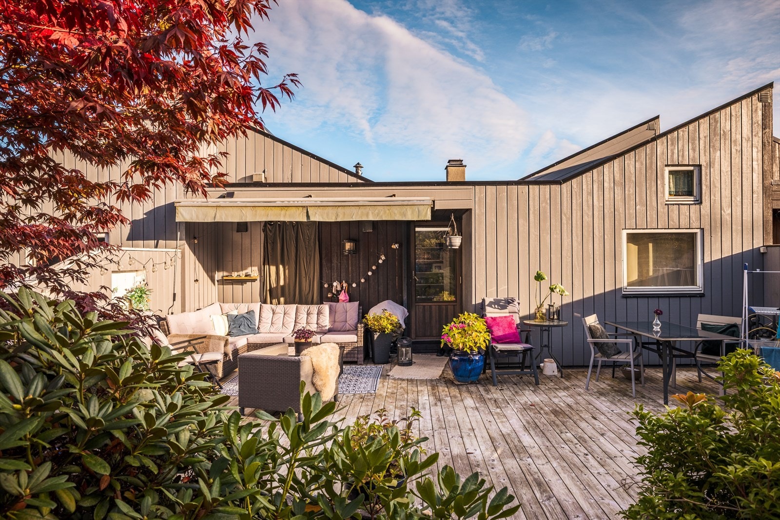 Her er det god plass til både spisegruppe, lounge-sett og solsenger, perfekt for både måltider og avslapning i solen. Galleribilde