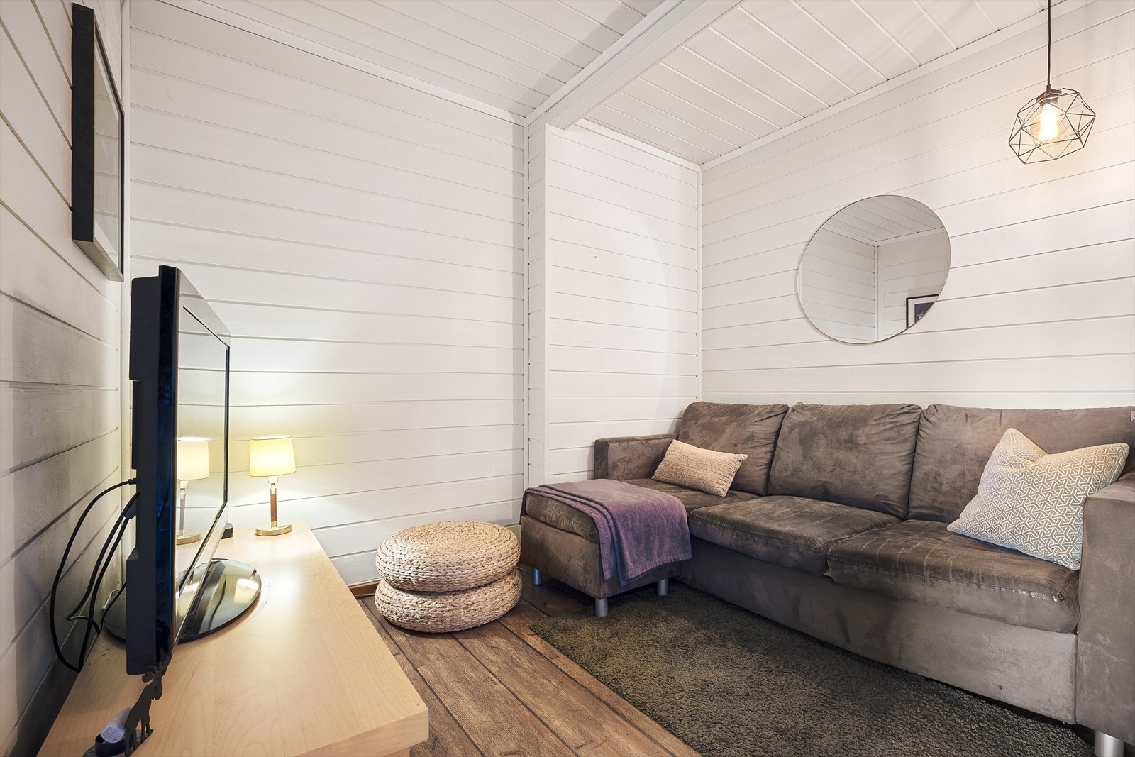 Tilleggsdel innredet som stue - ikke bruksendret eller godkjent som rom for varig opphold. Se punkt "Ferdigattest". Galleribilde