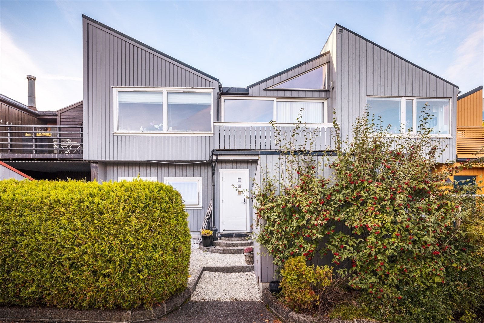 Eiendommen har en fredelig beliggenhet med enkel tilgang til både byliv og naturopplevelser. Galleribilde