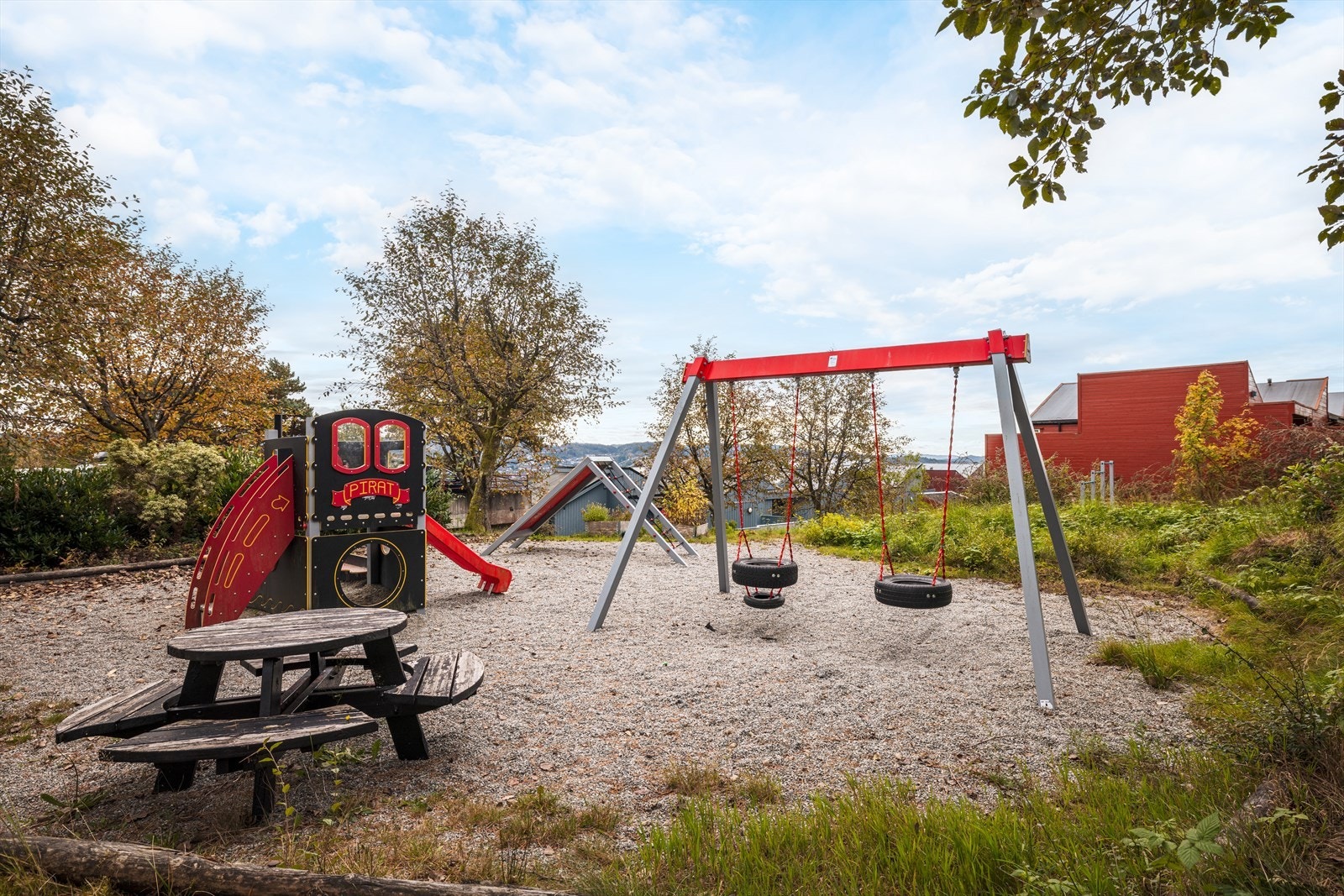 Området er perfekt for barnefamilier med barnehager, Fjellsdalen skole og flere lekeplasser i nærheten. Galleribilde
