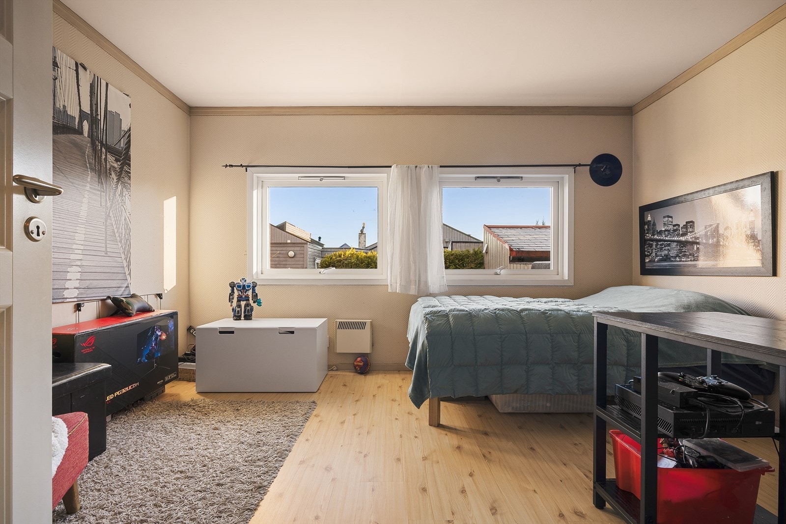 Det er tre soverom i boligen, hvor to er beliggende i underetasjen og et i første etasje. Galleribilde