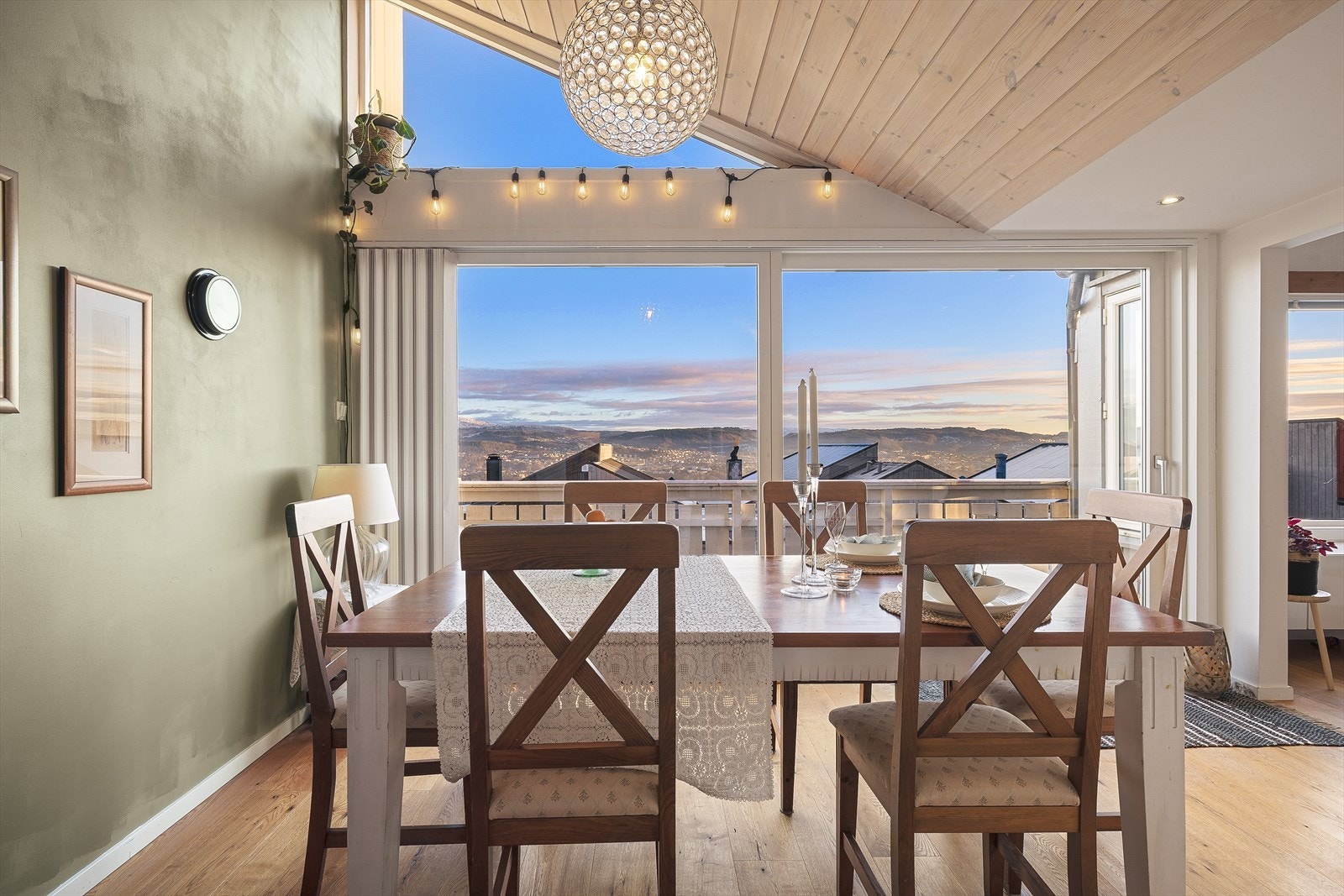 Fra stuen er det utgang via skyvedør til en liten, herlig balkong. Galleribilde