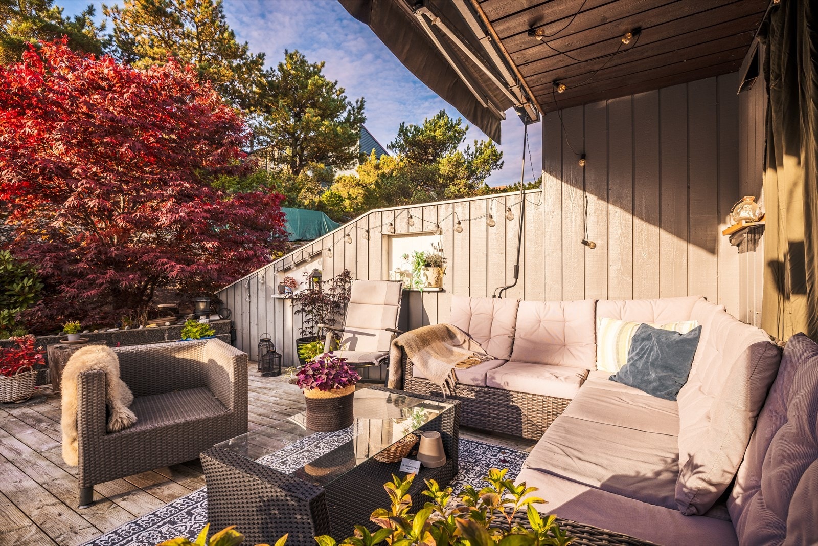 Uteplassen er skjermet fra innsyn, noe som gir en privat sone for familie og venner. Galleribilde