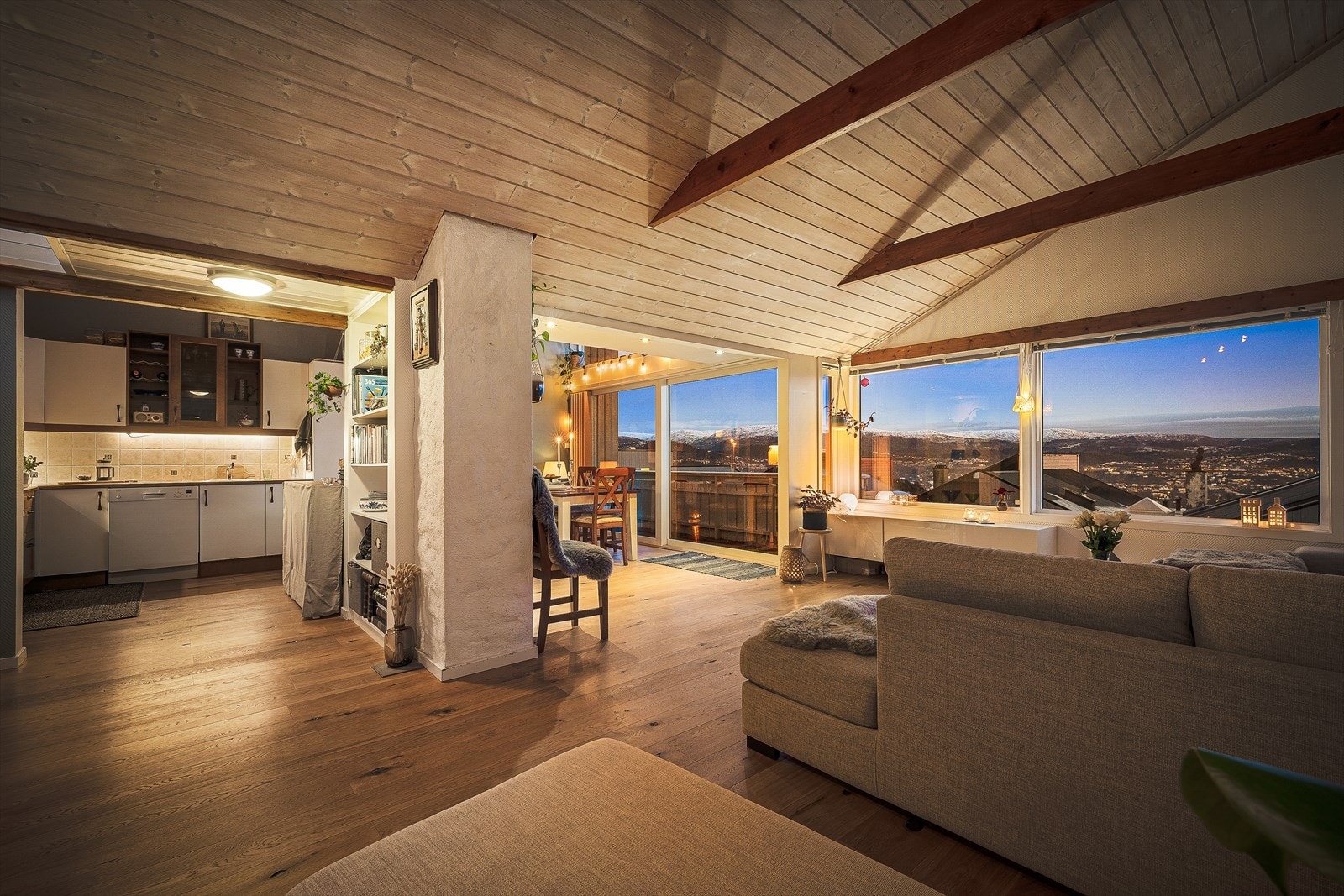 I hjemmets øverste etasje ligger en lys og romslig stue. Galleribilde