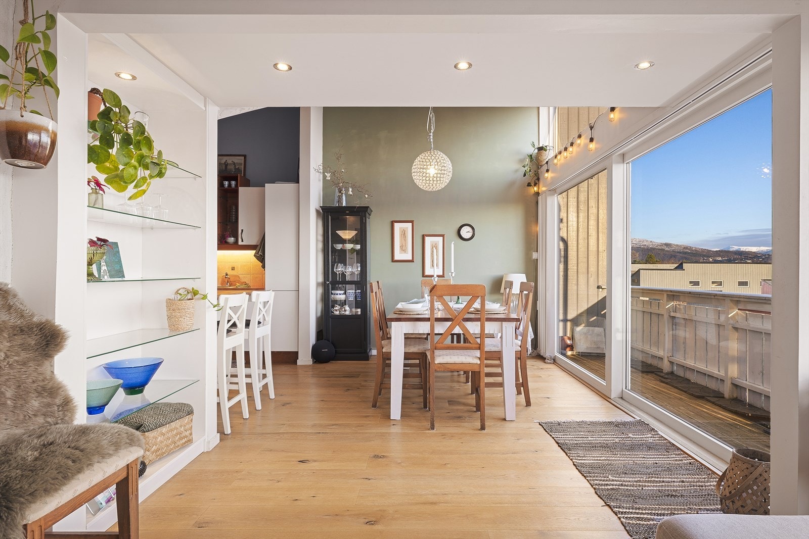 Stuen har plass til både en komfortabel sofa og en koselig spisegruppe. Galleribilde