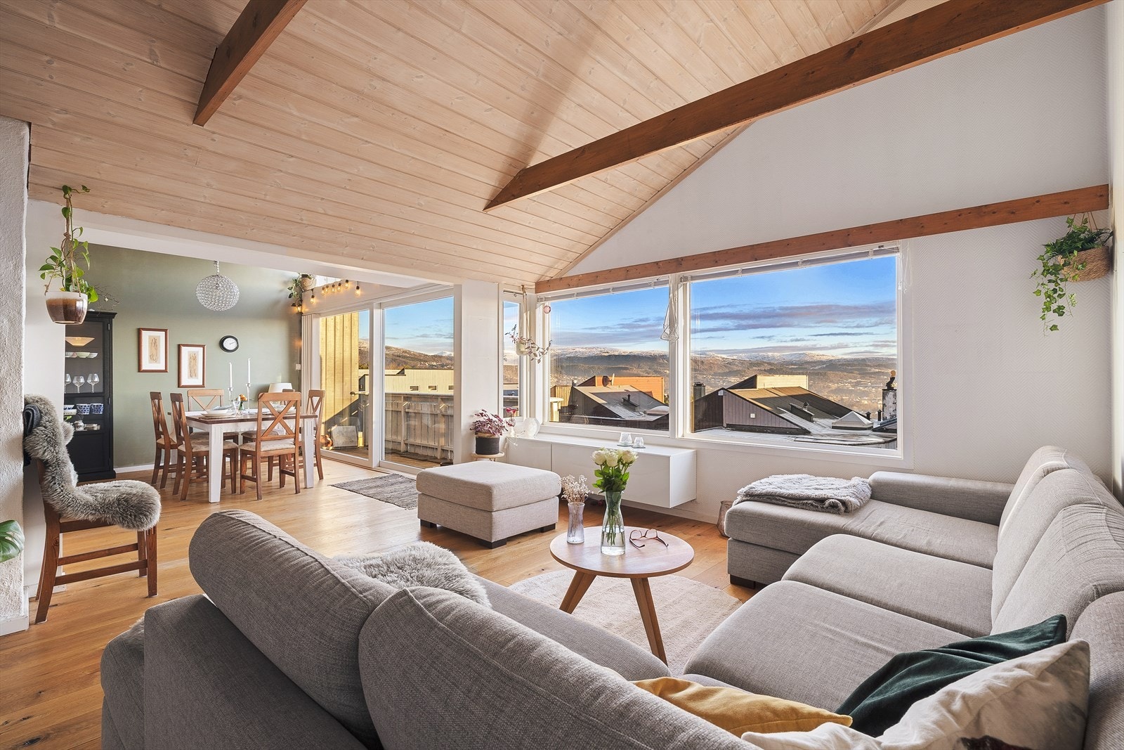 Stuen har parkettgulv og store vinduer som slipper inn rikelig med dagslys og gir en nydelig utsikt. Galleribilde