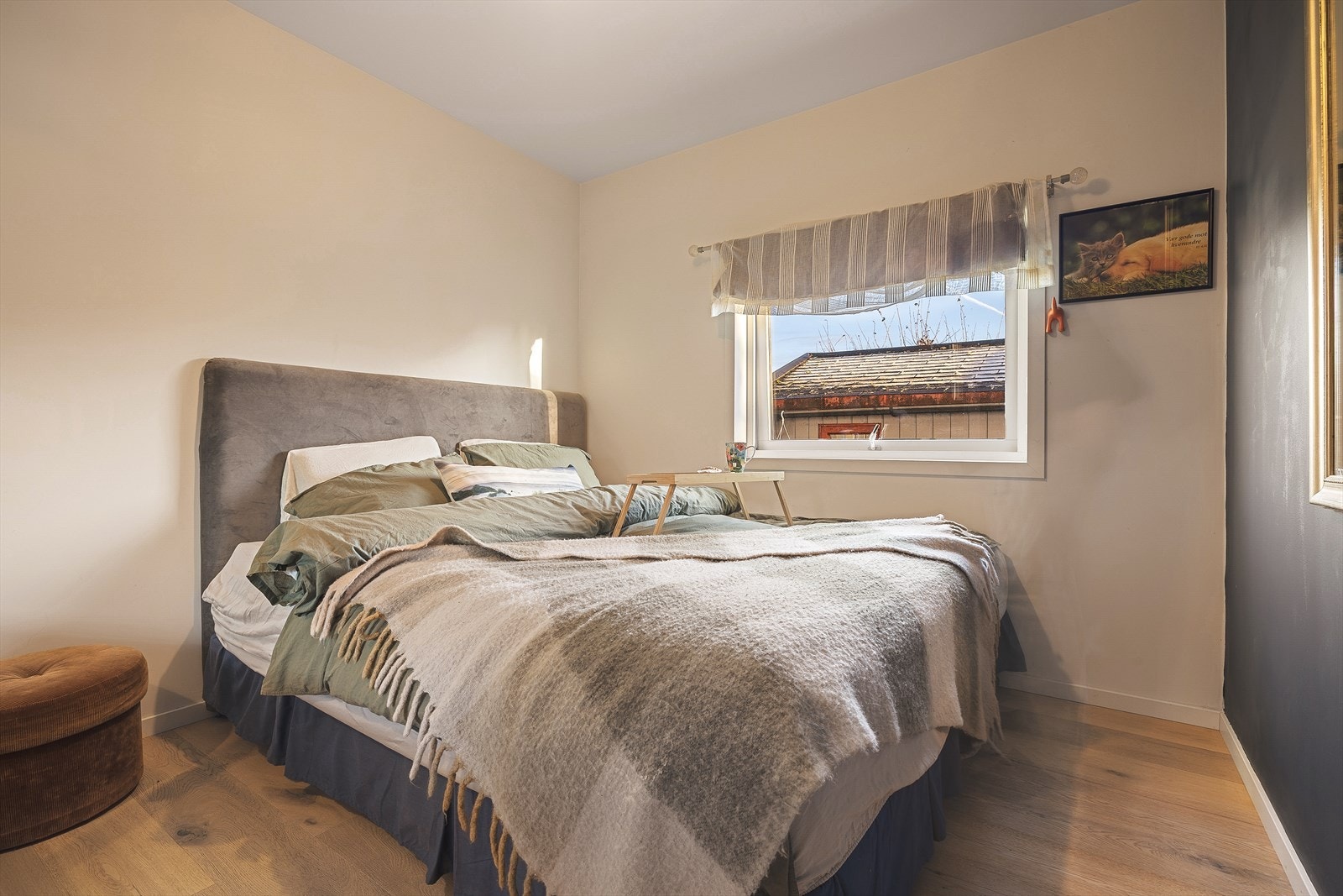 Soverommene er av god størrelse med plass til ønsket soveromsmøblement. Galleribilde